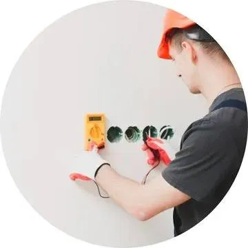 Segurança e qualidade em serviços elétricos em Jundiaí Eletricista em Jundiaí realizando serviço elétrico com segurança